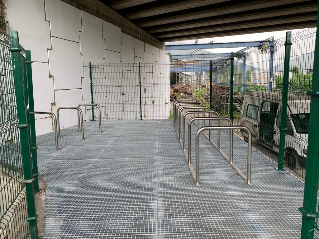 Hilera de soportes para bicicletas de acero inoxidable bajo una cubierta